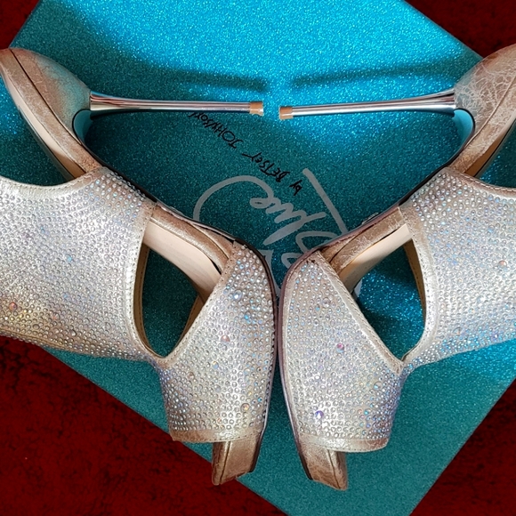 Sexy heels champagne color. - Picture 2 of 6